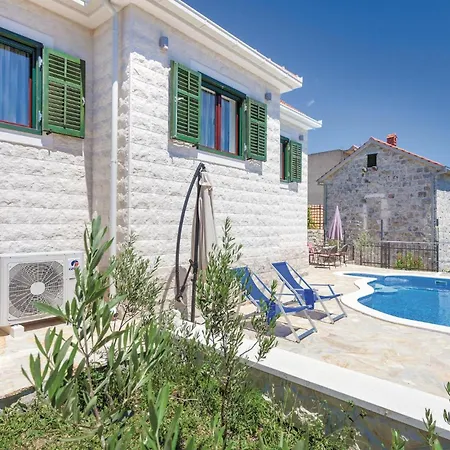 With Outdoor Swimming Pool 326 Zvecanje