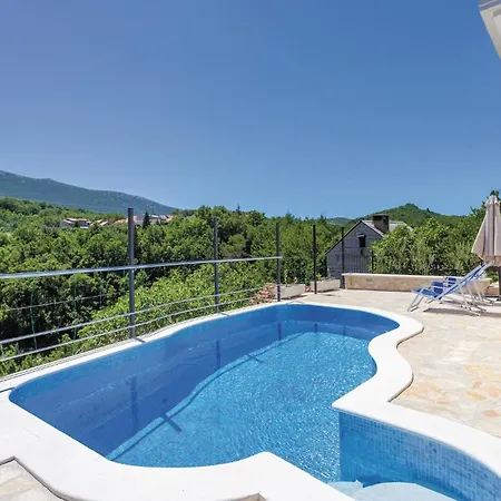 With Outdoor Swimming Pool 326 * Zvecanje